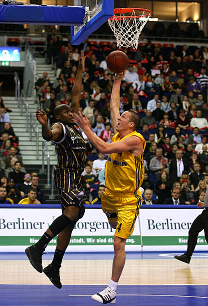 辛纳力克梅德韦杰夫 弗里茨晋级年终总决赛四强.