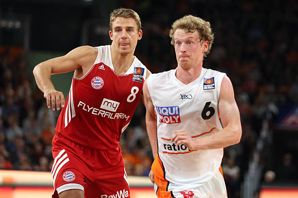 最水主帅？球队6连败+2场输63分，外援疯狂出手刷分，他不敢吭声.