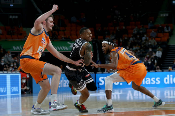 爆冷，张本智和1-3不敌世排第42的普卡，止步WTT金奈站16强.