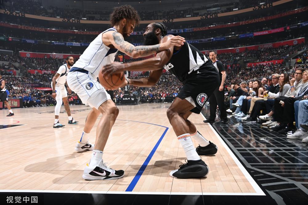 湖人众将回应出局！詹姆斯调侃浓眉被交易 谈及退役+盛赞雷迪克