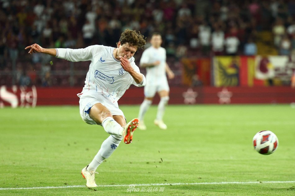 足球国脚留洋再迎利好，与多队进入谈判阶段（国脚留洋再获利好，正与多家球队洽谈）